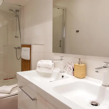 Promenade Sea View 2 Bedrooms, Ac, Wifi アパート
